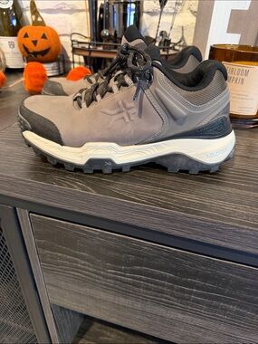 KURU Women's Gray and Black Trail Athletic Shoe